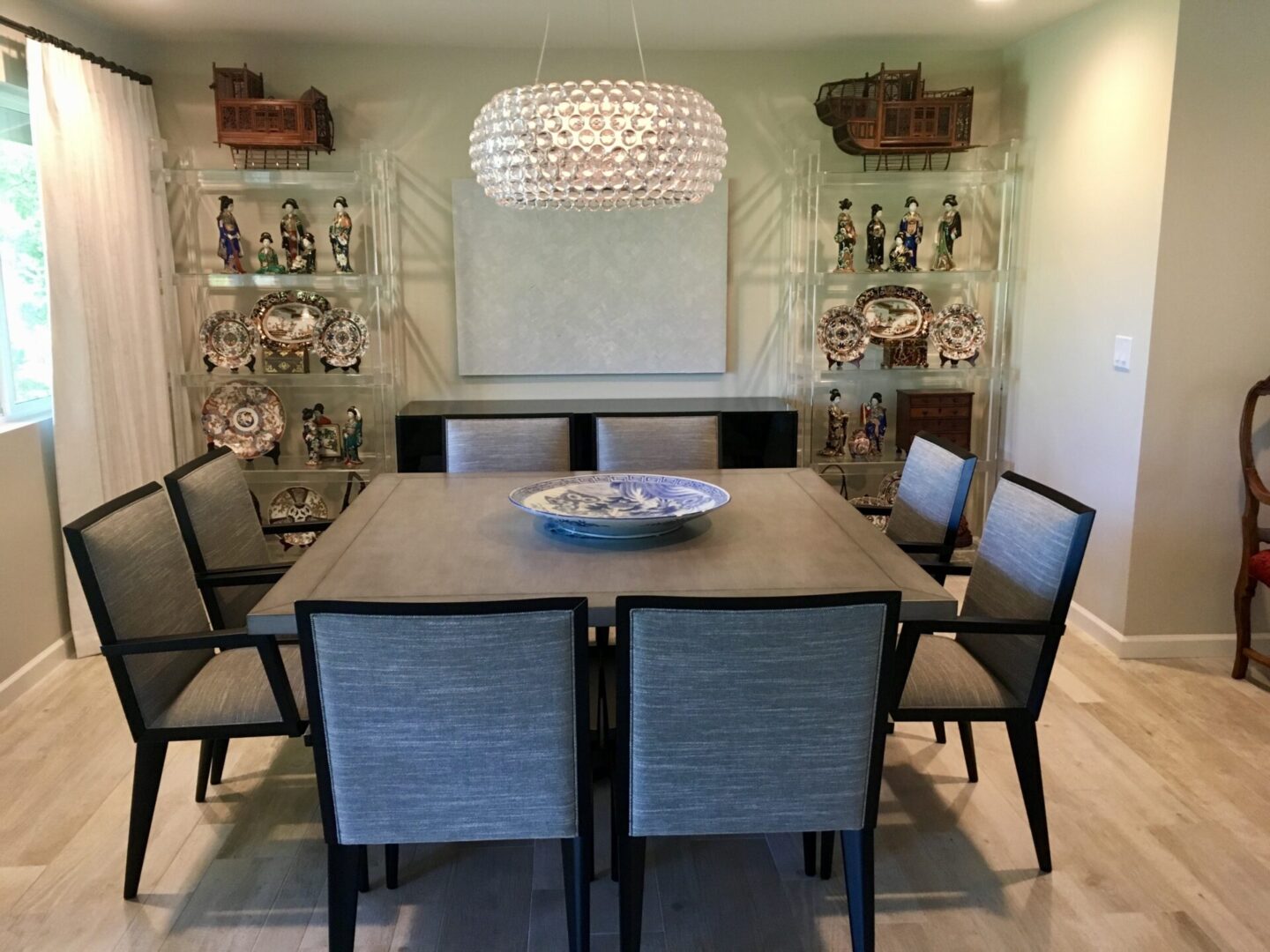 Dining room with table, chairs, chandelier